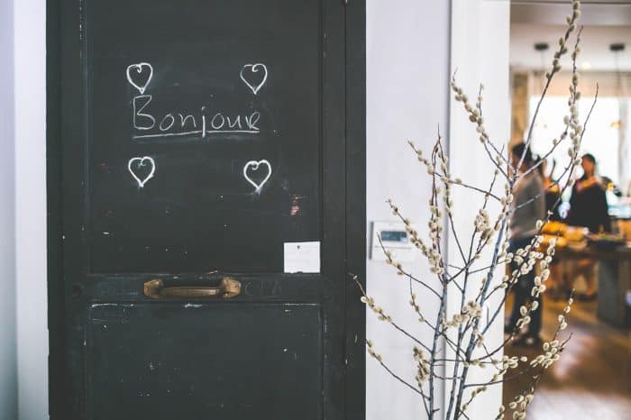A door with Bonjour written on it