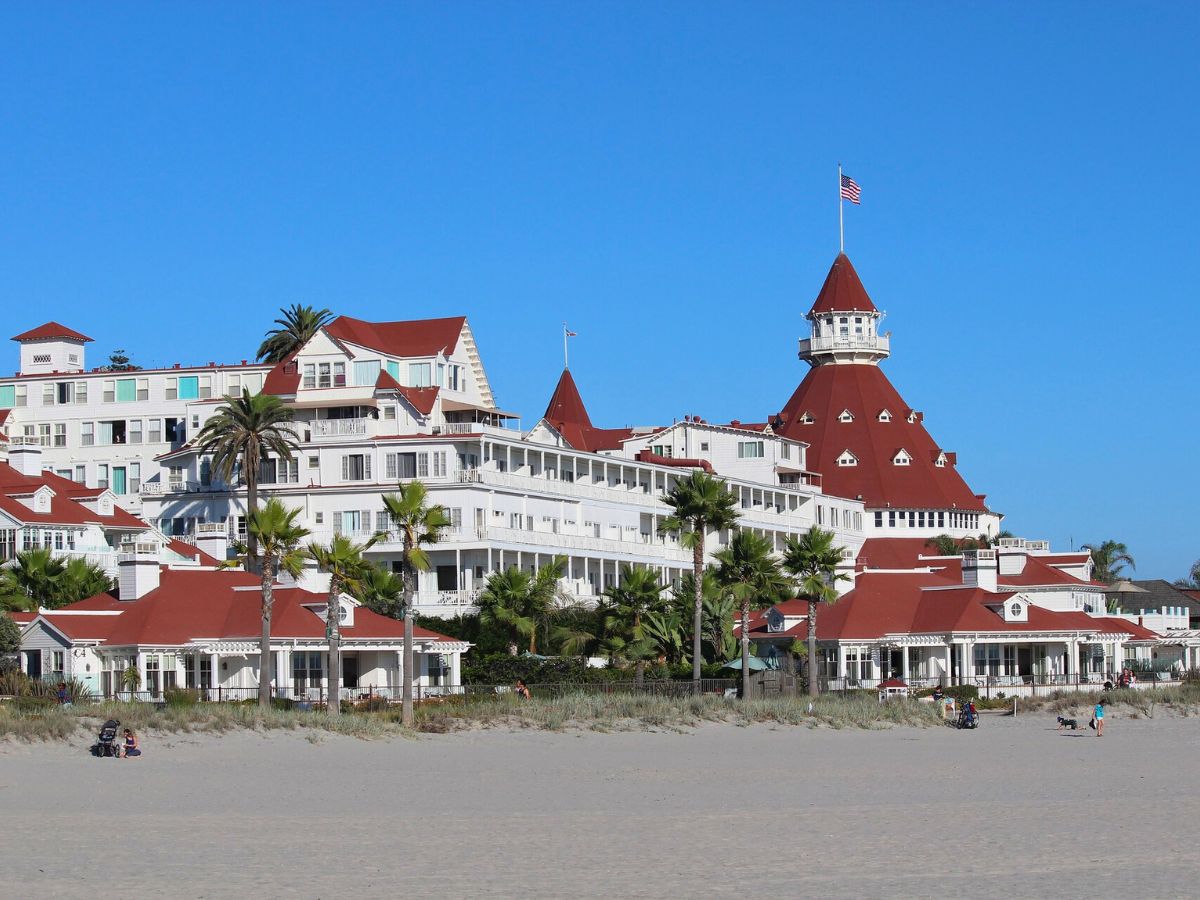 Historic Hotel del Coronado under a clear blue sky.