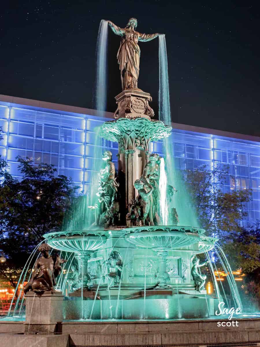 The fountain at the heart of Fountain Square in Cincinnati OH at night