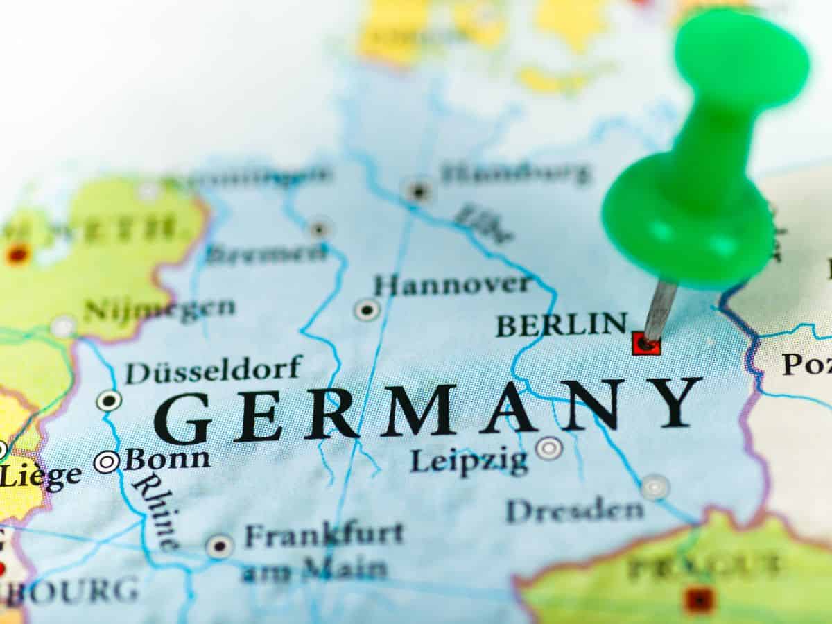 A green pin in a map of Germany.
