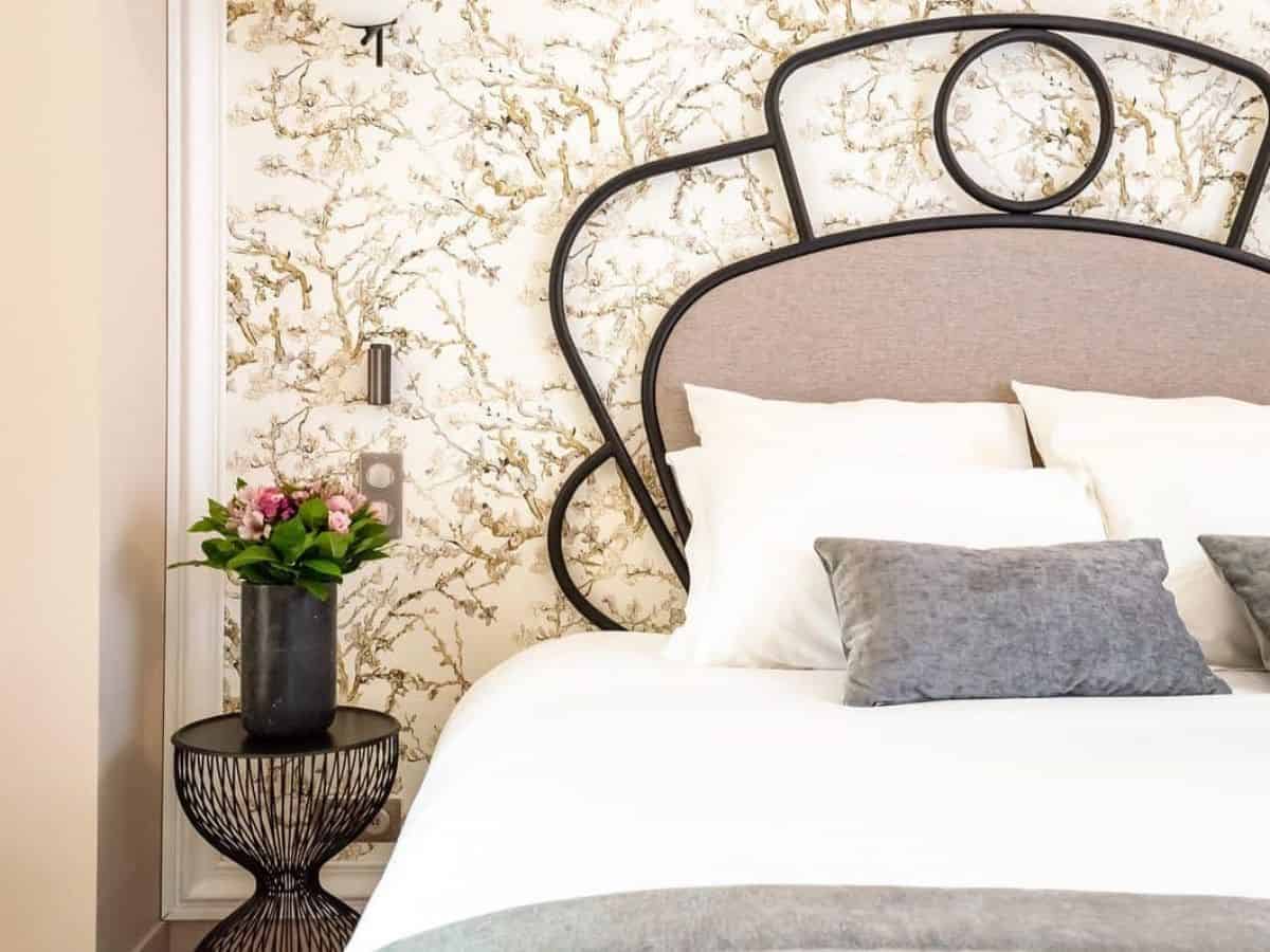 A guest room at Hotel des Iris in Auvers-sur-Oise, France