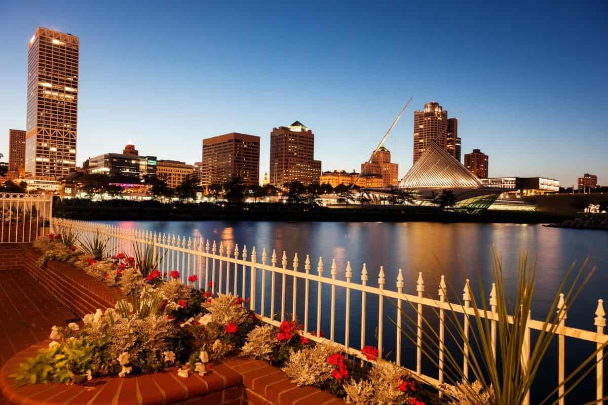 Milwaukee, wisconsin skyline at dusk.