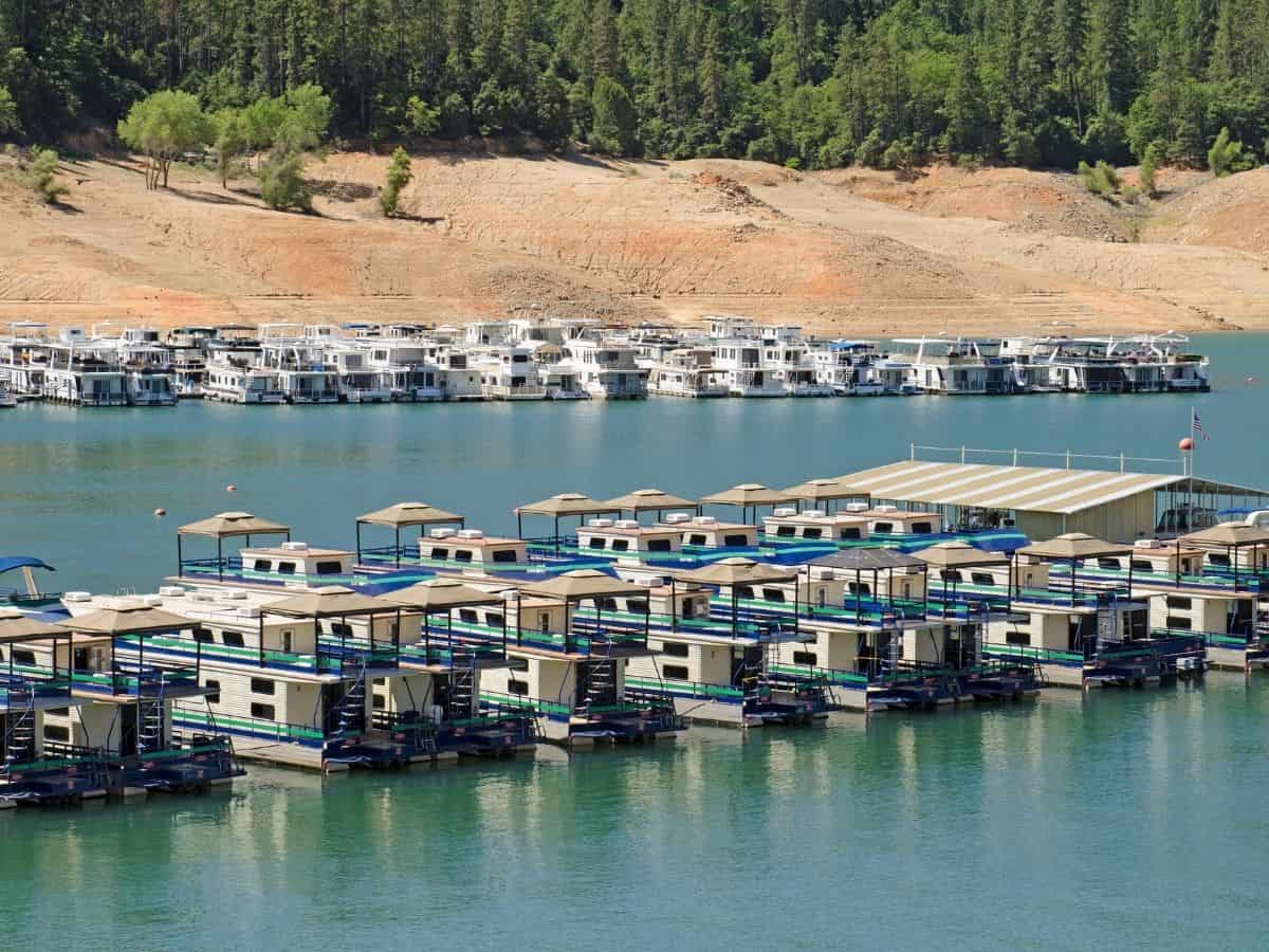 A group of rv's docked on a lake.