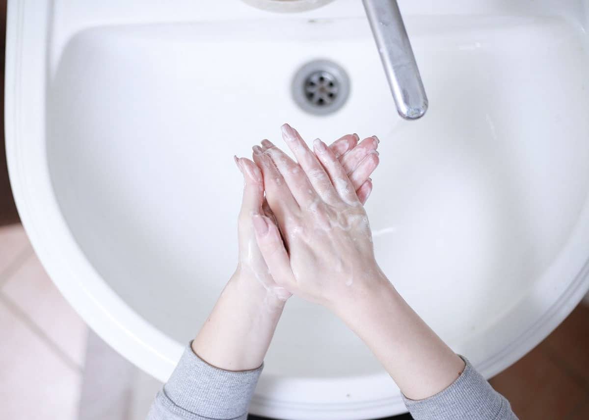 Wash your hands to avoid getting sick while traveling